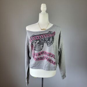 LAUREN MOSHI // grey sunglasses graphic chain off the shoulder pullover top